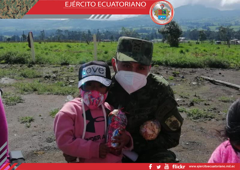 Miembros del Ejército entregan donaciones a los más necesitados