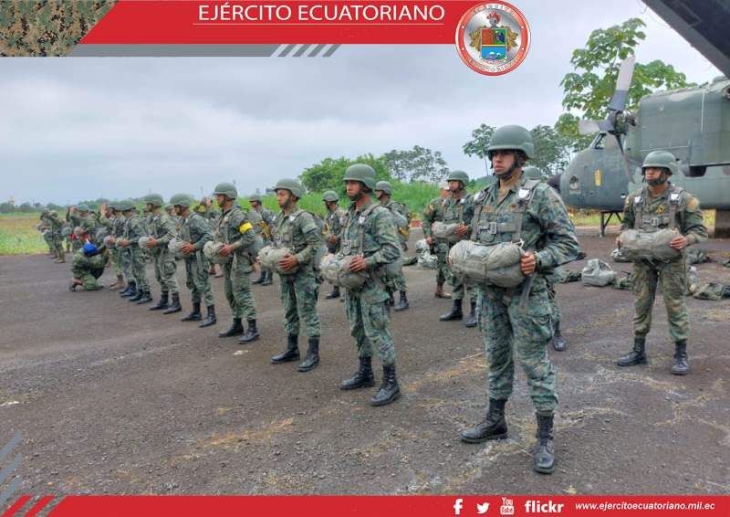 Alumnos del Curso de Comandos realizaron la fase de inserción aérea