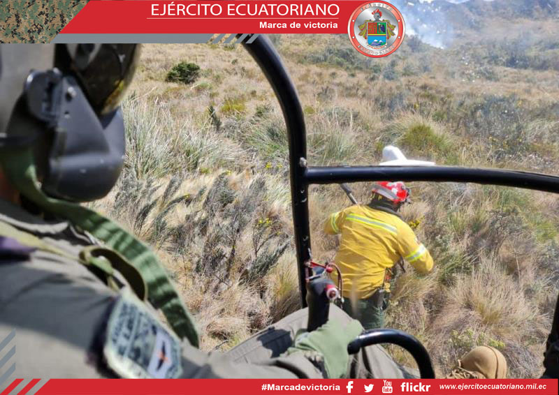 Aviación del Ejército apoyó en la sofocación del incendio en el Parque Nacional Cayambe-Coca