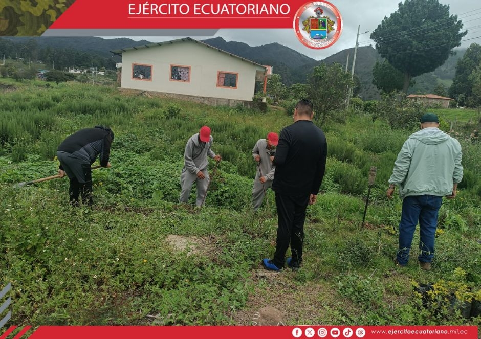 Ejército Ecuatoriano realiza minga en Valle Hermoso