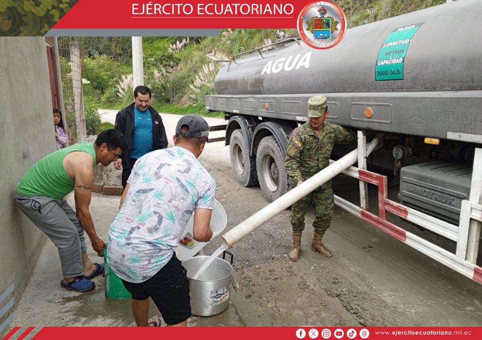 Ejército Ecuatoriano brinda apoyo en la entrega de agua a zonas afectadas por la temporada invernal en Loja