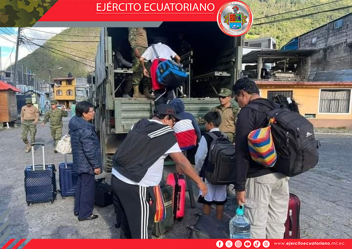 Militares ayudan a estudiantes para que retornen a la ciudad del Puyo