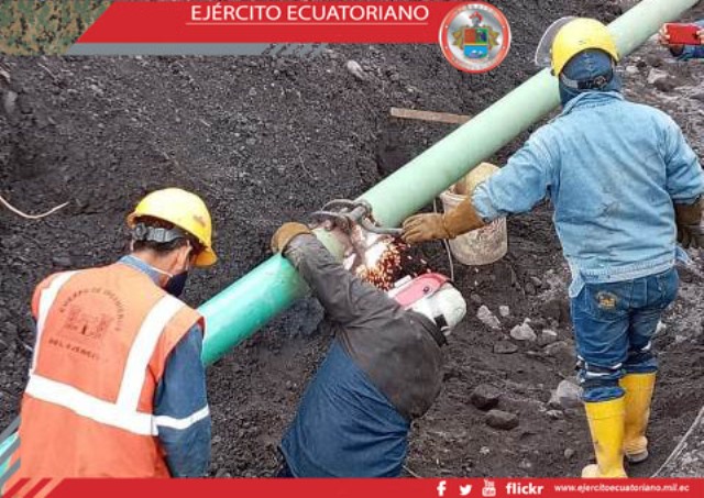 Personal técnico del Batallón Chimborazo realiza mantenimiento de poliducto