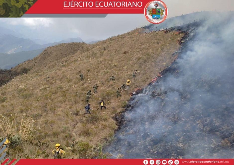 Soldados apoyan a sofocar el incendio forestal en la Reserva Ecológica El Ángel.
