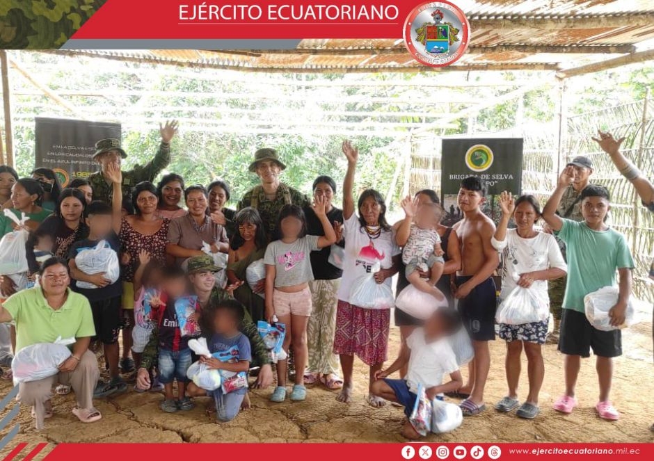 Soldados del Ejército Ecuatoriano llevan ayuda a comunidades de Dayuma