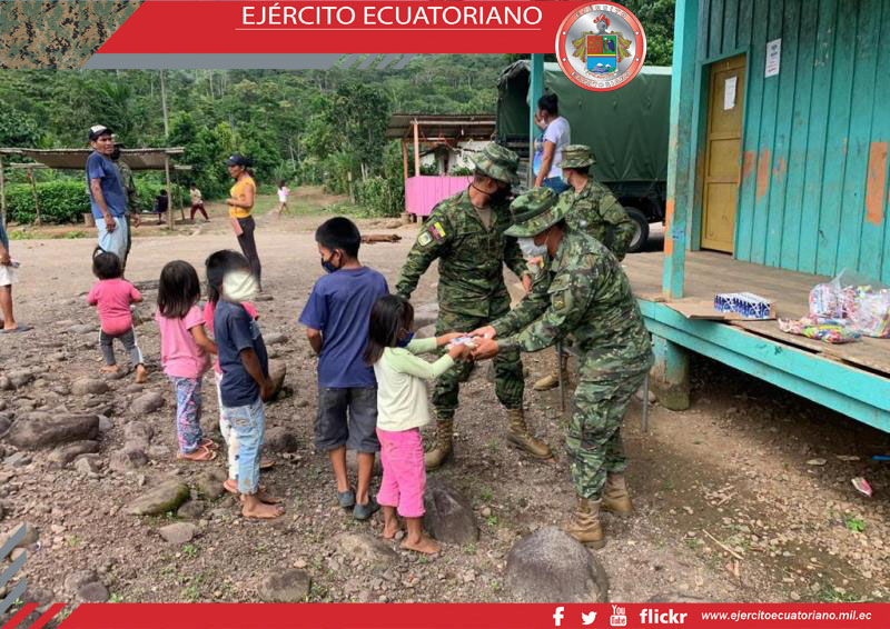 Soldados entregan regalos navideños en comunidades del Oriente