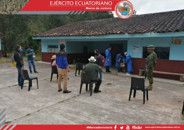 En Saraguro personal militar apoya con seguridad en atención médica a adultos mayores