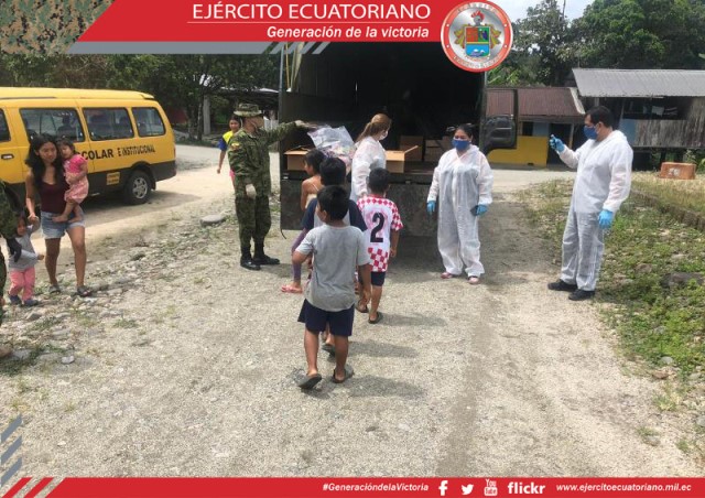 Entrega de kit de alimentos y caramelos a niños de Pastaza