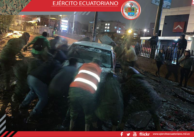Soldados del Ejército Ecuatoriano apoyan en acciones de limpieza, búsqueda y rescate en Quito