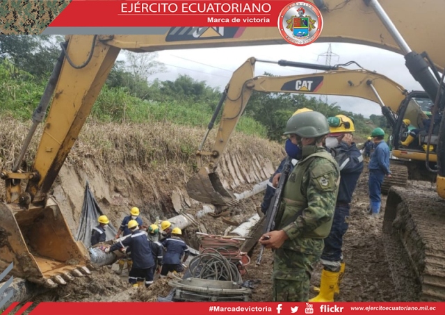 Personal técnico del Cuerpo de Ingenieros del Ejército  realiza mantenimiento a poliducto en Santo Domingo