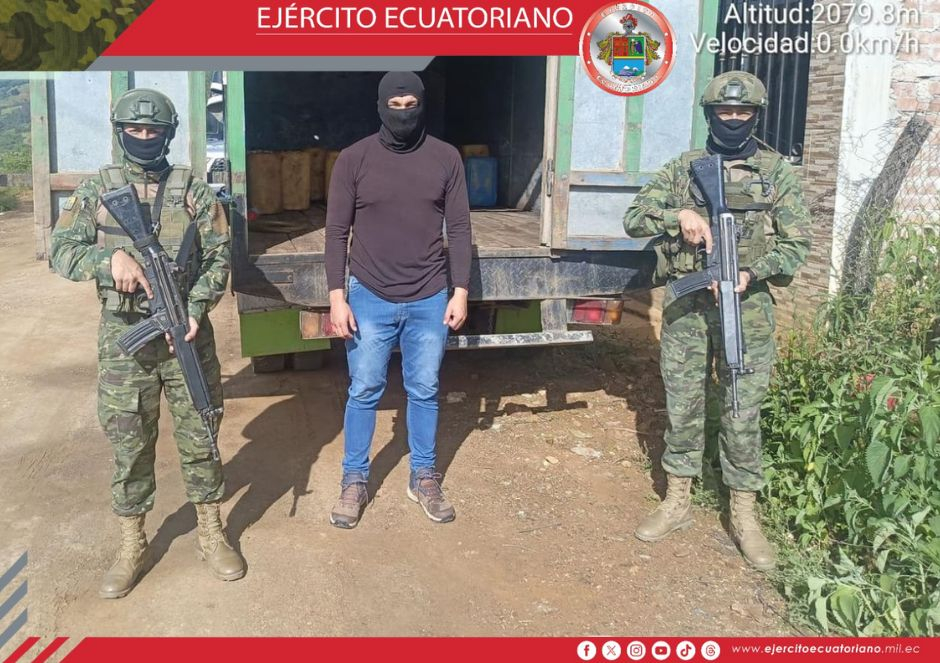 Ejército Ecuatoriano impide contrabando de combustible en Cariamanga