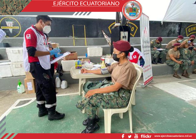 Personal militar apoya en campaña de donación de sangre en Lago Agrio