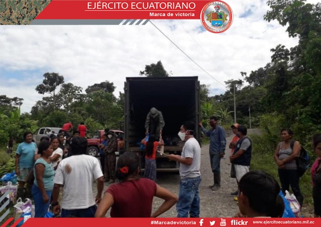 Las Fuerzas Armadas entregan kits alimenticios en comunidades de Chimborazo y Pastaza