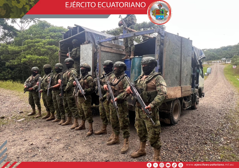 Ejército Ecuatoriano localiza combustible y vehículos usados para contrabando en Sucumbíos