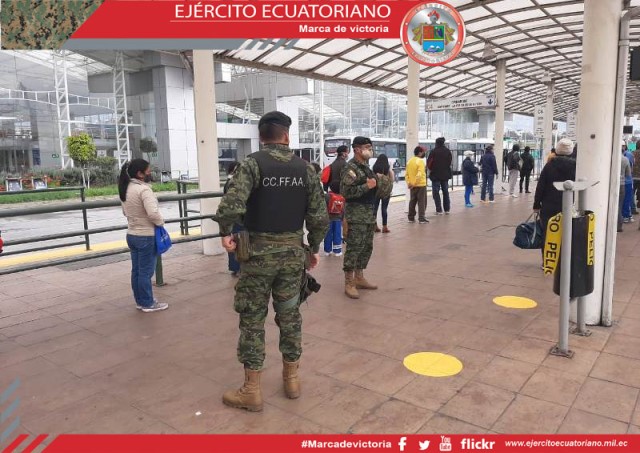 Fuerzas Armadas colaboran con el cambio de semáforo en Quito