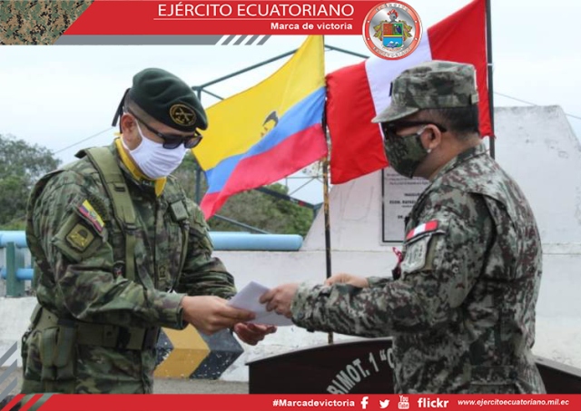 Soldados ecuatorianos en El Oro presentan saludo protocolar al Ejército de Perú por el aniversario de independencia
