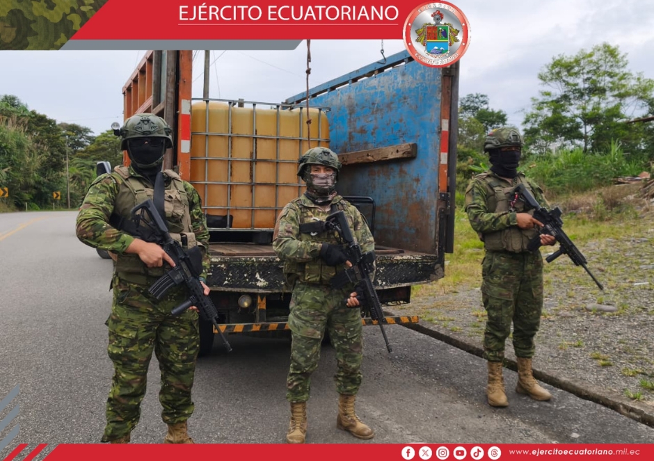 Personal militar decomisa combustible en Pastaza