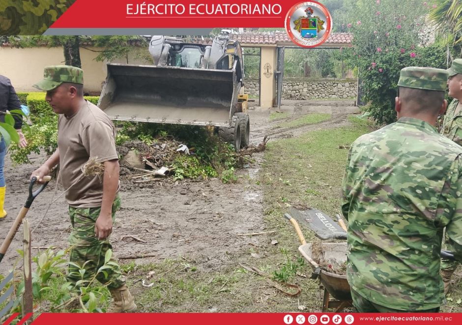 Ejército Ecuatoriano colabora en la limpieza de escombros en el cantón Cuenca