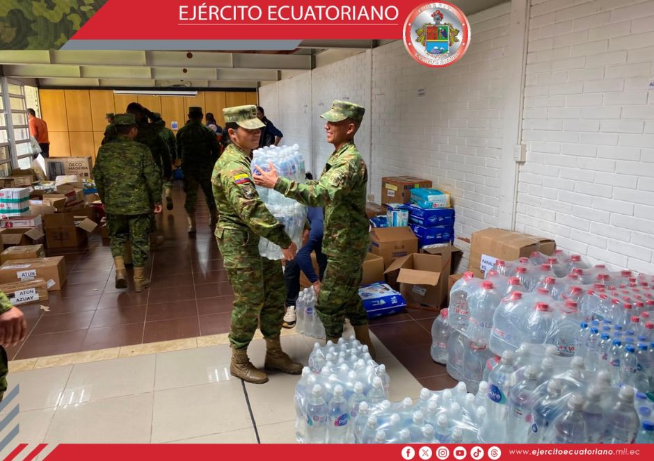 Personal militar colabora en el traslado de donaciones humanitarias en Cuenca 
