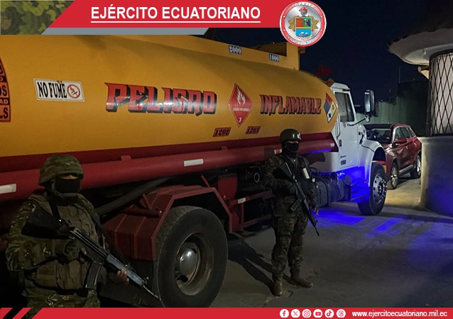 Ejército Ecuatoriano interviene presunto centro de acopio ilegal de combustible en Quito.