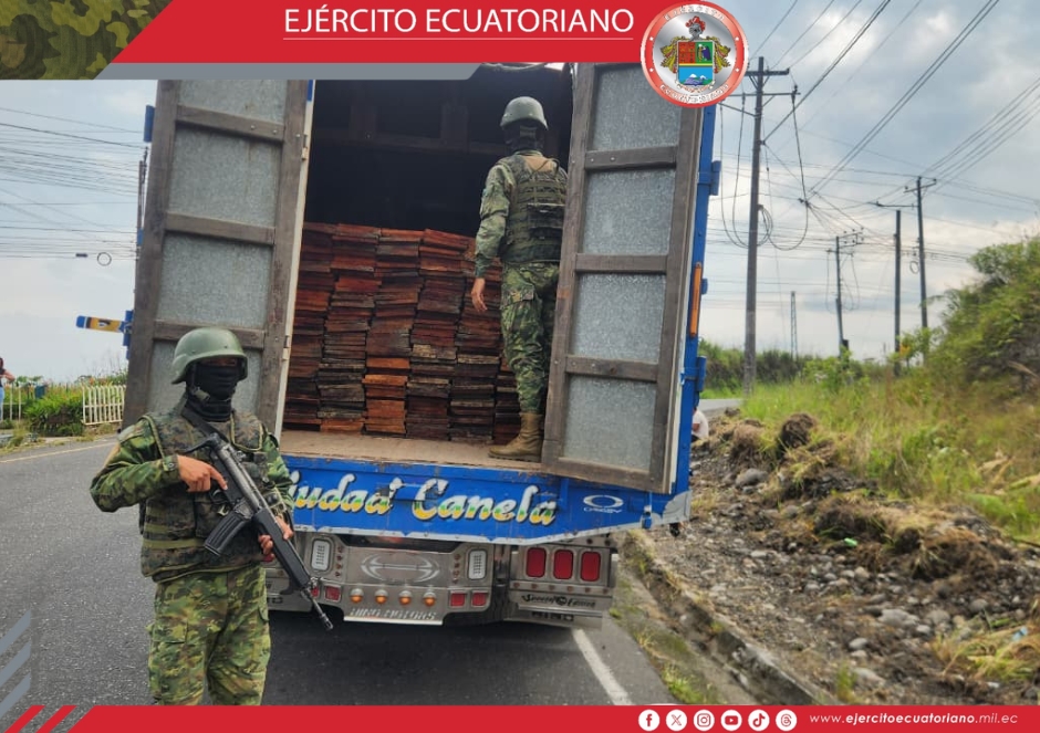 Personal militar decomisa camión con cargamento de madera ilegal en Pastaza