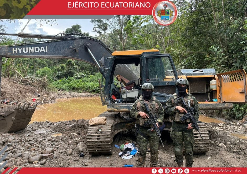Ejército Ecuatoriano destruye maquinaria utilizada para la minería ilegal y decomisa arma en Napo