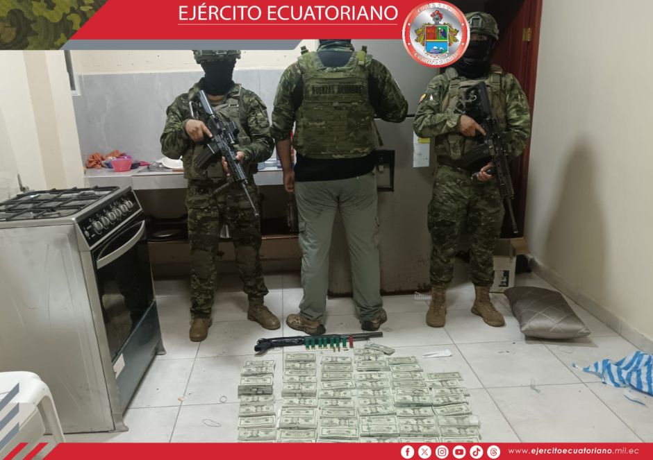 Ejército Ecuatoriano decomisó presunto dinero falso y armamento en El Carmen 
