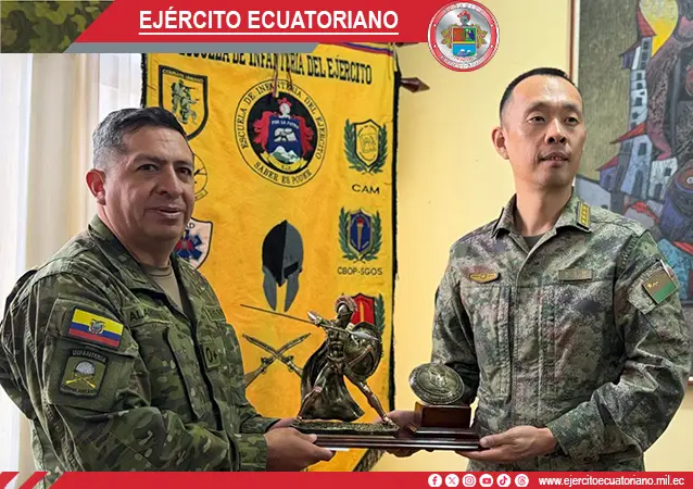 Visita del Agregado de Defensa de la República Popular China a la Escuela de Infantería del Ejército