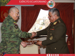 Comandante General del Ejército Ecuatoriano recibe visitas protocolar de delegación peruana