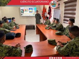 Futuros pilotos del Ejército fortalecen su formación con visita a la Brigada de Aviación