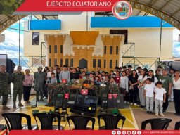 Mujeres militares lideran campaña de Educación sobre Riesgo de Minas en Zumba