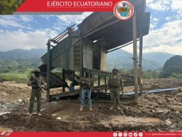 Personal militar continúa su lucha contra la minería ilegal en Loja