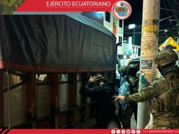 Vehículo con carga forestal sin documentación fue retenido durante operaciones militares en Baños 