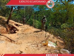 Ejército Ecuatoriano localiza cerca de 100 bocaminas en operaciones contra la minería ilegal en Macará