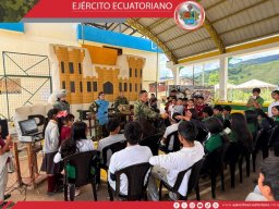 Mujeres militares lideran campaña de Educación sobre Riesgo de Minas en Zumba