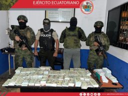 https://ejercitoecuatoriano.mil.ec/index.php/projects/noticias/ejercito-ecuatoriano-decomiso-presunto-dinero-falso-y-armamento-en-el-carmen