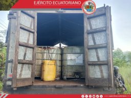 Operación militar contra la minería ilegal en Napo deja aprehendidos, maquinaria destruida y vehículos decomisados