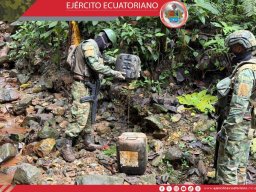 Ejército Ecuatoriano desmantela campamento de minería ilegal en la Zona Minera Norte y decomisa maquinaria  